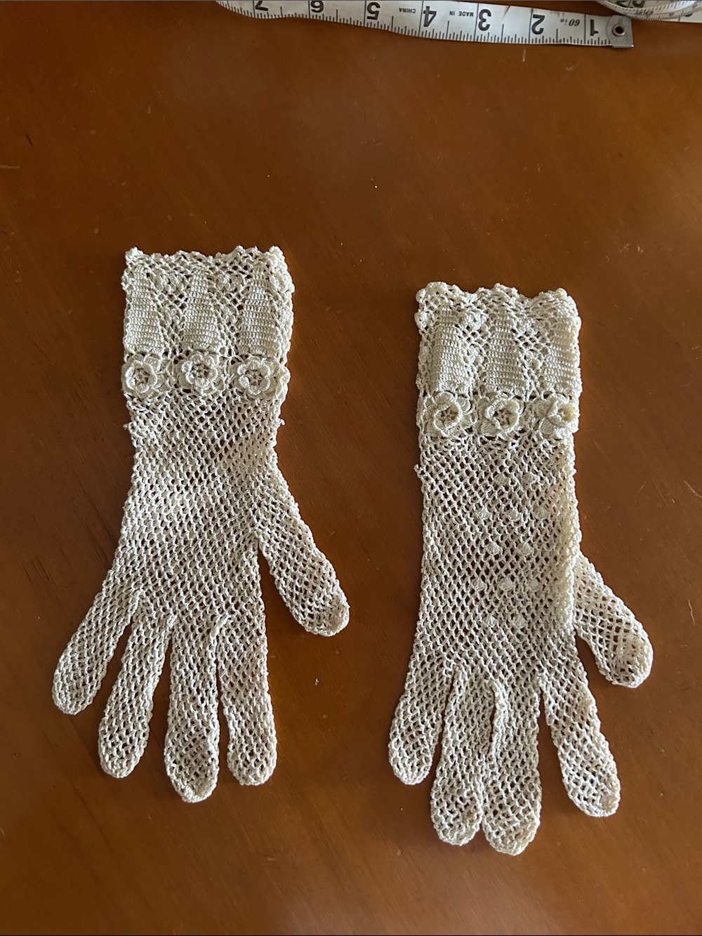 Vintage-Inspired Women's Crochet Lace Gloves in Cream